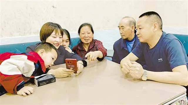 张映（左二）和家人在一起。通讯员 曾敬 陈思 摄/视觉重庆