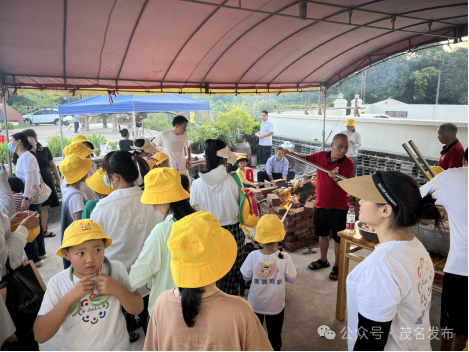 游客在荔枝柴烧鸡档口排队等候