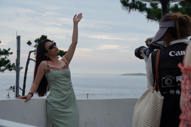 游客在火炬八街网红打卡点拍照。王雨 摄