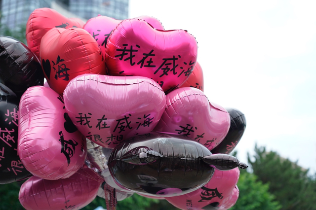 威海街头售卖的网红气球。王雨 摄