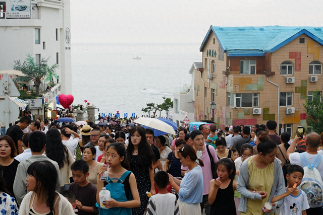 火炬八街上的游客。王小淳 摄