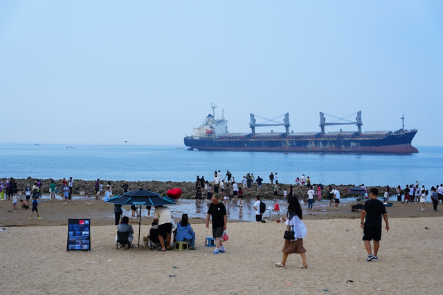 荣成“布鲁威斯号”沉船附近的游客。王小淳 摄