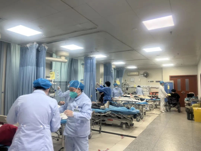 医务人员正在紧急救治中暑的病人