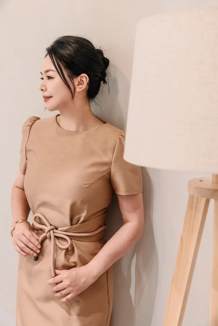 天冷了还可以搭配CURIEL轻花呢短夹克，圆领对襟设计谁穿谁优雅，花呢面料和裙子形成的对比也很是高级独特。