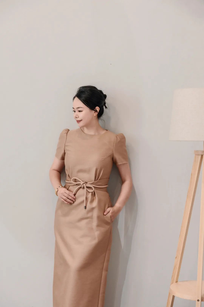 颜色特别温柔贵气，面料是丝毛混纺，结合了真丝的光泽和羊毛的温暖，从各个角度都肉眼可见的高级质感特别迷人。