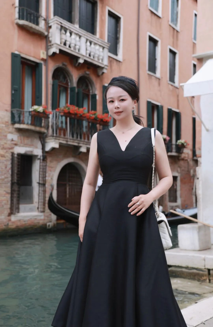 在威尼斯双年展上，它的艺术氛围也和展览相得益彰，尽管看上去很收腰，但是对身材包容性很强，穿上甚至有视觉上瘦十斤的效果，属于那种任何时候拿出来都足够惊艳美丽的“战衣”。人生的第一条小黑裙，可以闭眼选它~