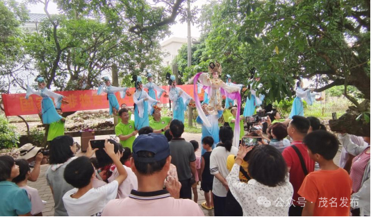 群众观看非遗表演——高州木偶戏