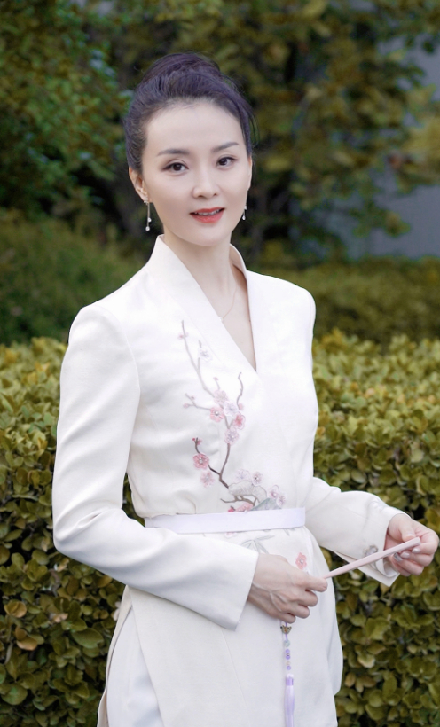 50岁王艳医美效果真好,穿连衣裙扎马尾辫状态回春,少女感爆棚