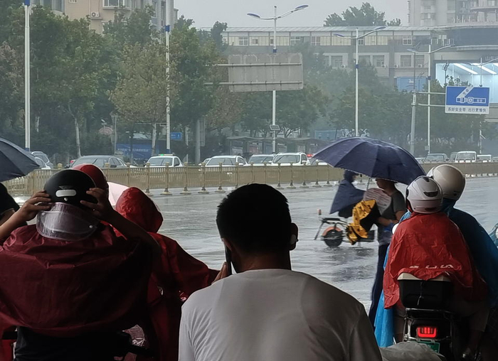 济南市区大雨如注,街头一片雨雾