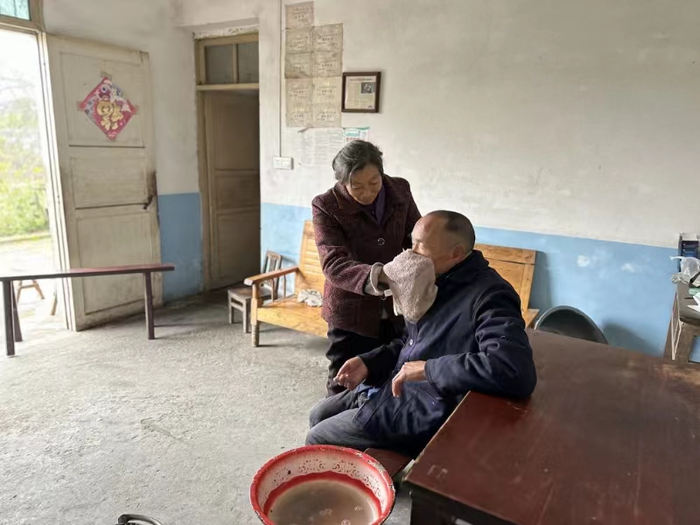 肖仕芬照顾小叔子 图：重庆日报