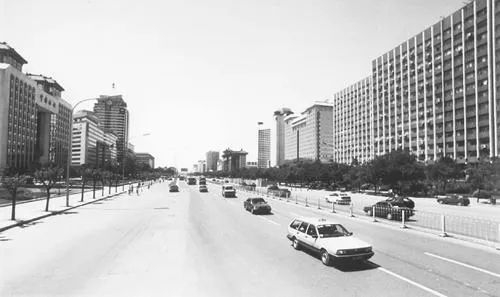 20世纪八九十年代，长安街上的主要建筑基本建成。图源：北京日报