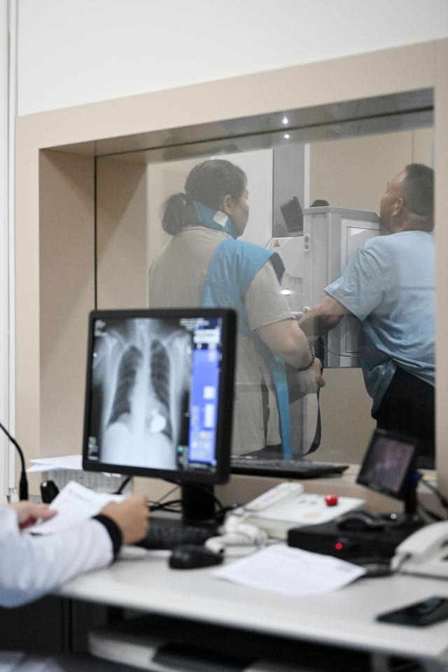 8月14日，植入了“火箭心”的患者在家人的帮助下查体。新华社记者 李然 摄