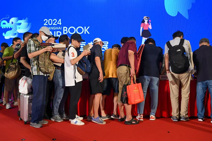 2024年8月17日，上海展览中心，读者排队等候《千里江山图》新书签售。澎湃新闻记者 朱伟辉 图