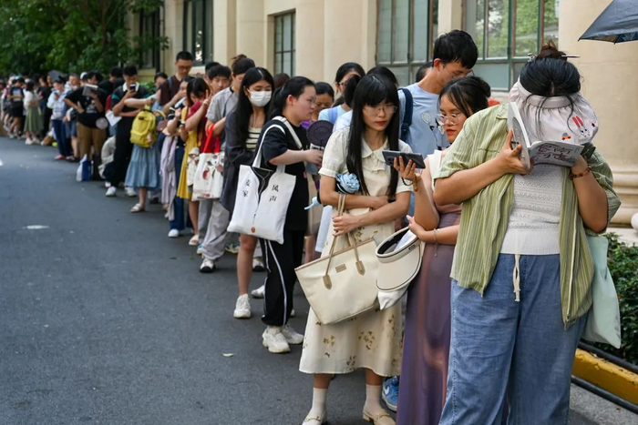 2024年8月17日，上海展览中心，读者拿着马伯庸的《食南之徒》排队等候。澎湃新闻记者 朱伟辉 图