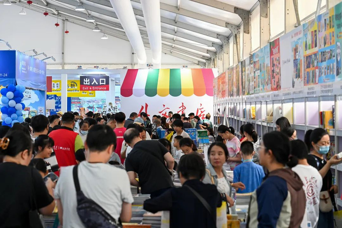 2024年8月17日，上海展览中心，书展现场人头攒动。澎湃新闻记者 朱伟辉 图