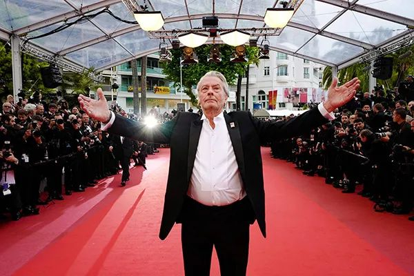 阿兰·德龙走上红毯。视觉中国 图