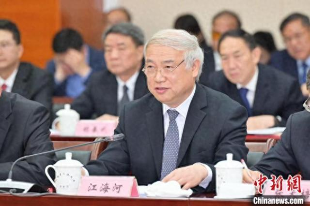 2023年4月，在安徽省政府参事馆员座谈会上，江海河就加快发展新能源汽车产业提出建议。受访者 供图