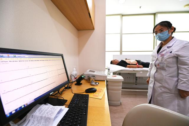 8月14日，植入了“火箭心”的患者在泰达国际心血管病医院查体。新华社记者 李然 摄