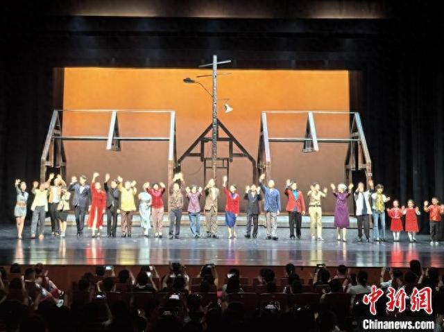 演出结束后，“村民”们集体谢幕。 中新网记者 钟升 摄