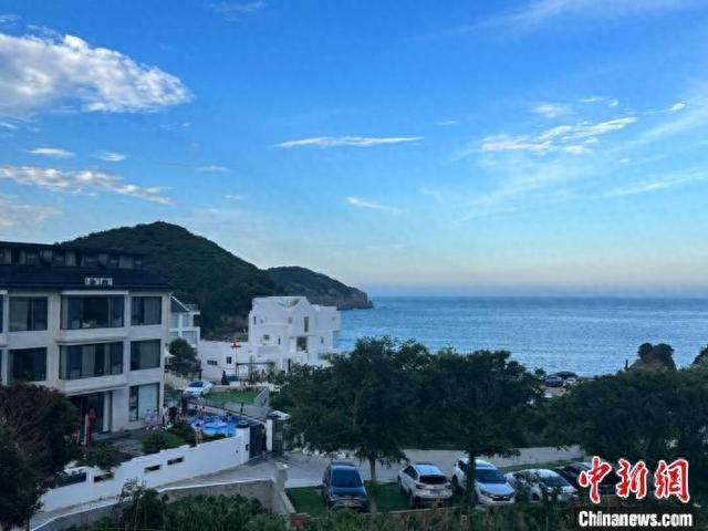 小乌石塘村的民宿聚集区一角。 蓝伊旎 摄