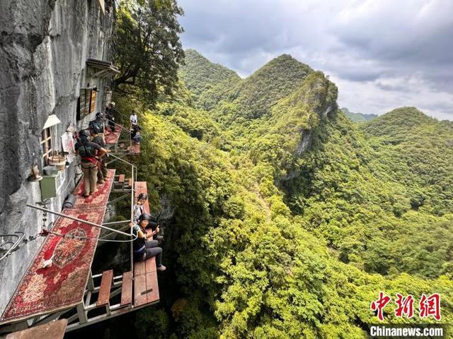 图为游客“打卡”贵州荔波酷玩森林悬崖咖啡馆。任鹏 摄