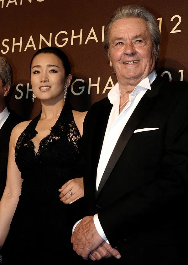 2012年，阿兰·德龙与巩俐在上海出席活动。视觉中国 资料