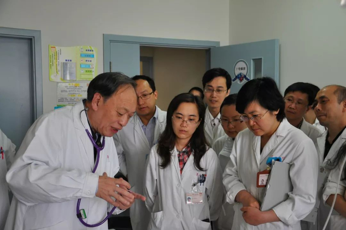 青年医生围着翁心华教授学习。