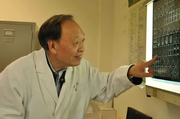 翁心华教授在工作中