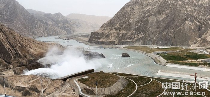 从大坝上俯瞰泄洪。中国经济网记者宋雅静/摄 