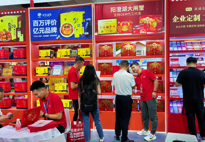 图为消费者在询问食品礼盒信息。