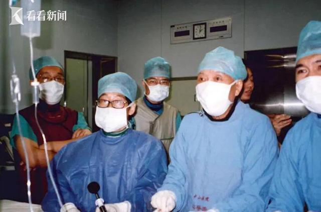 陈灏珠院士（左四，资料图）