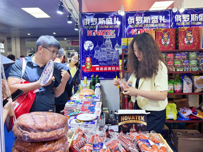 图为消费者在等待试吃食品。