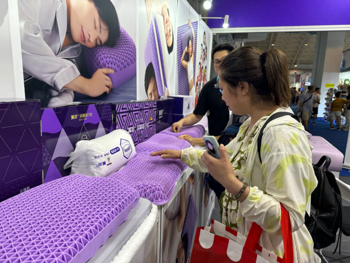 图为消费者体验某品牌枕头。