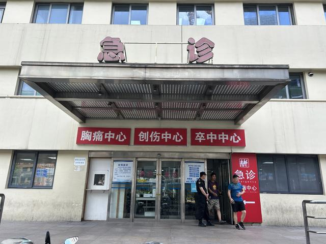 复旦大学附属华东医院急诊。本文图片除注明外，澎湃新闻记者 李佳蔚 图