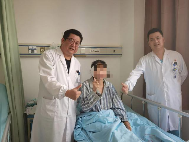 2024年8月，上海市奉贤区中心医院急诊医学科主任陈康（左）成功救治了一名热射病患者。受访者供图