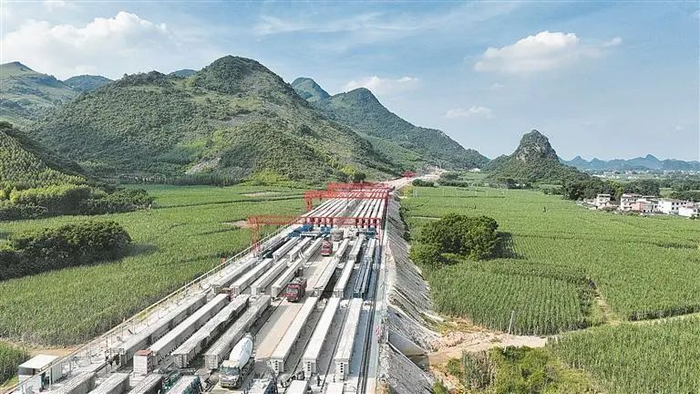 中铁七局永柳项目三分部忙碌的运梁现场。图源：柳州日报
