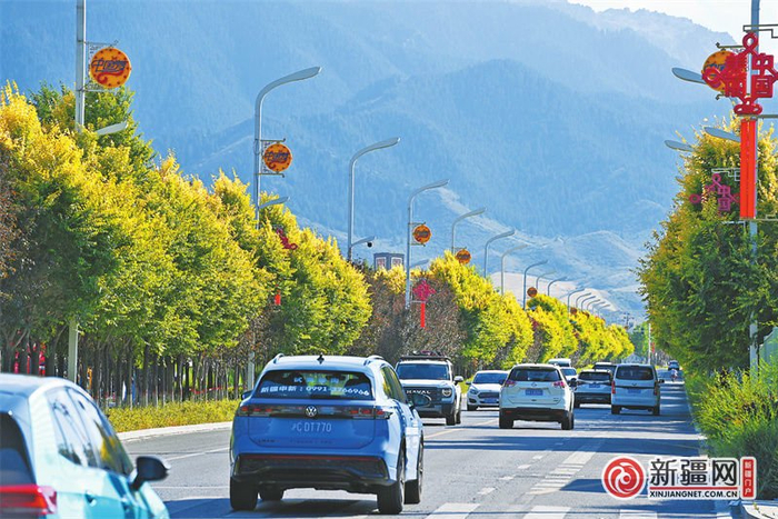 8月16日，在乌鲁木齐县水西沟镇，游客自驾前往南山景区观光游玩。（全媒体记者陈岩摄）