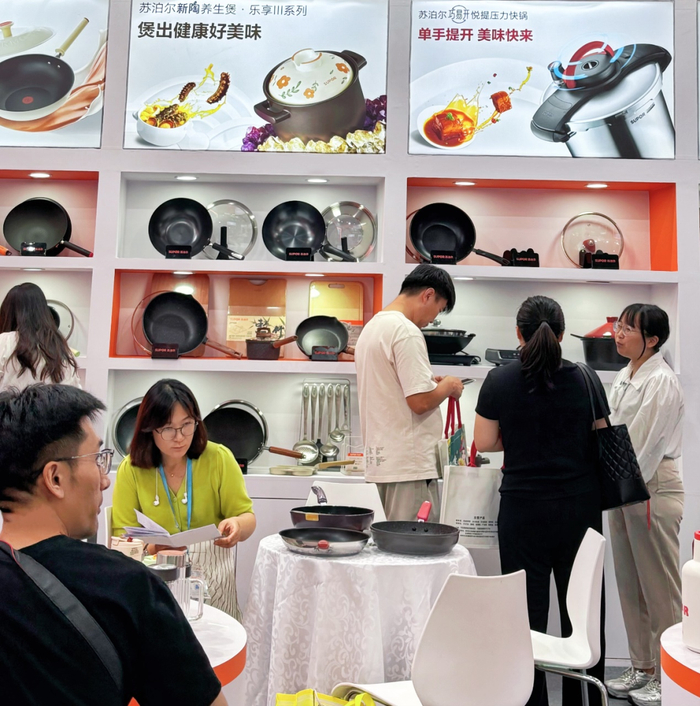 图为消费者在选购厨具产品。