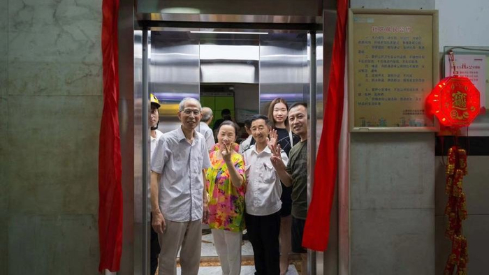 换梯成功后，业主们举行简单的庆祝仪式。 受访者供图