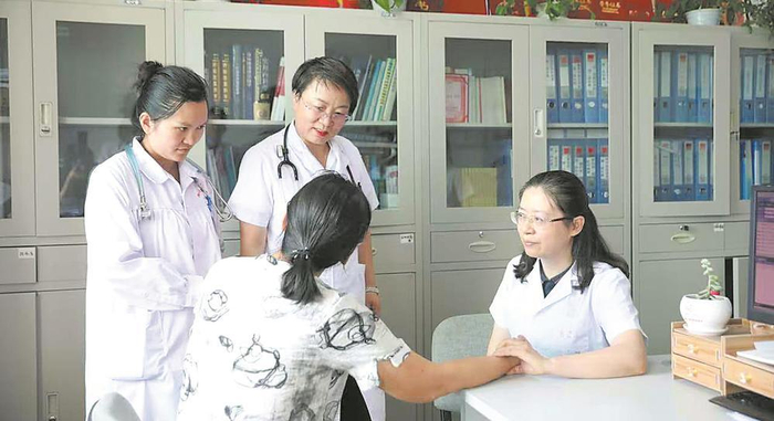     陈云凤（右一）正在坐诊