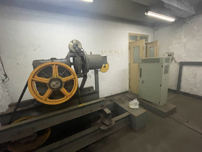 机房内，电梯驱动电机略显老旧。朱雅文/摄