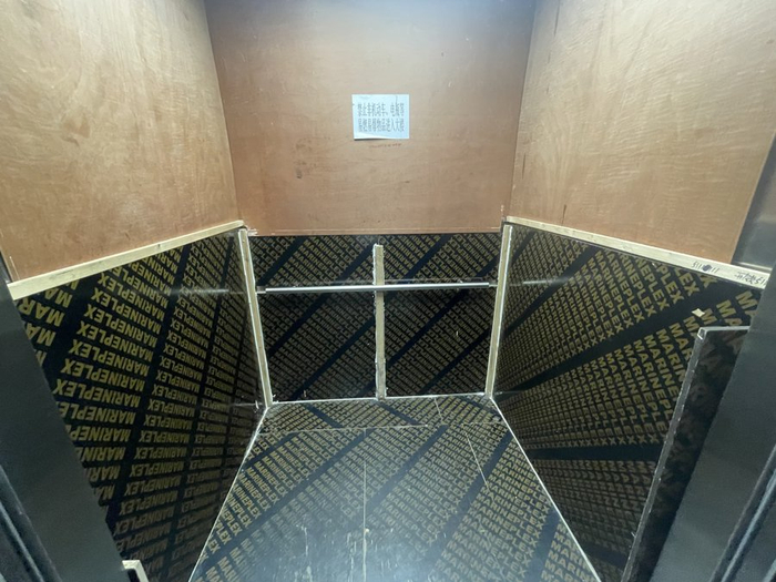 业主出资安装的隔板。朱雅文/摄