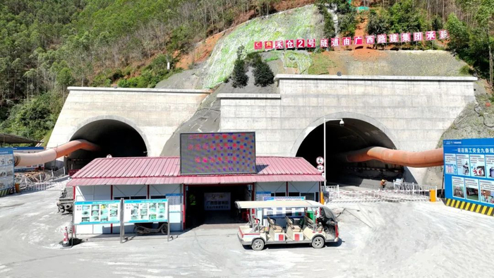 连贺高速禾仓2号隧道出口端。图源：广西交通