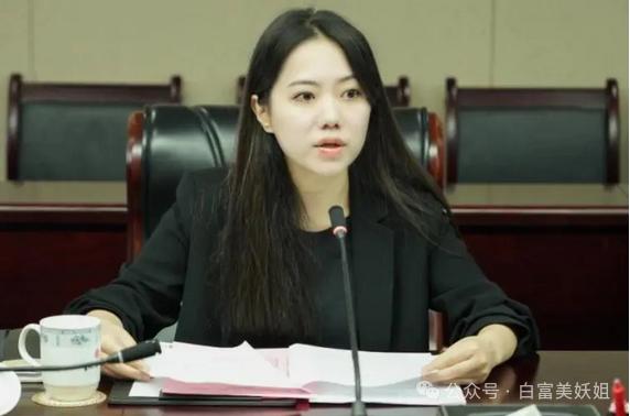 大学统计学硕士,现任信邦制药董事长,父亲是信邦制药原董事长安怀略