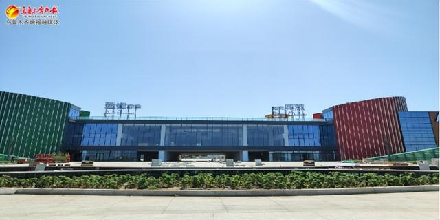 　　乌鲁木齐国际纺织品服装商贸中心的砂之船（乌鲁木齐）奥莱，外观规模庞大。记者唐红梅摄