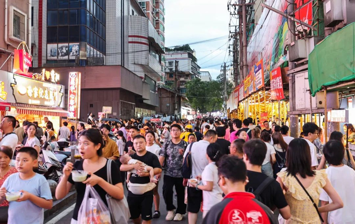 游客们逛吃美食街