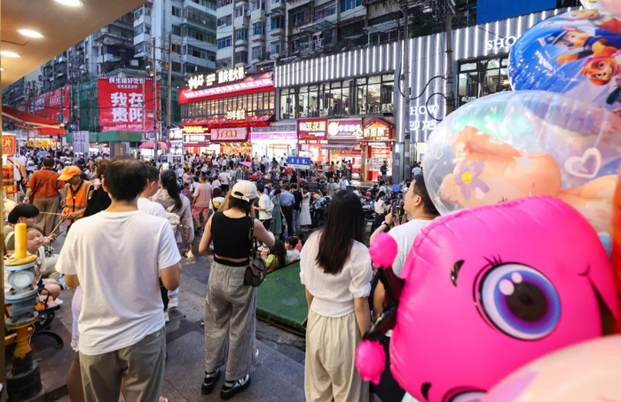 民生路迎来大量游客