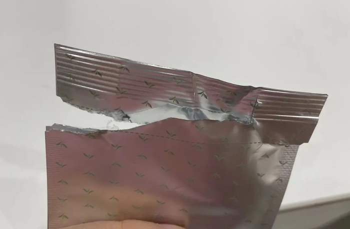 无法整齐撕开的包装袋 | 作者拍摄