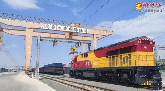 　　位于乌鲁木齐国际陆港区中欧班列集结中心，龙门吊设备正在抓取集装箱。记者唐红梅摄