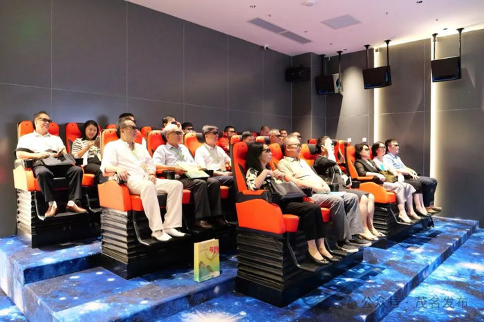 嘉宾体验4D电影。